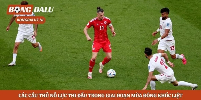 Các cầu thủ nỗ lực thi đấu trong giai đoạn mùa đông khốc liệt