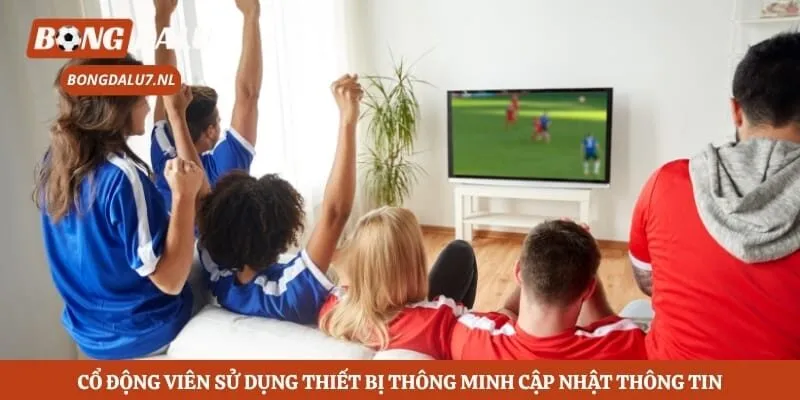 Cổ động viên sử dụng thiết bị thông minh cập nhật thông tin 