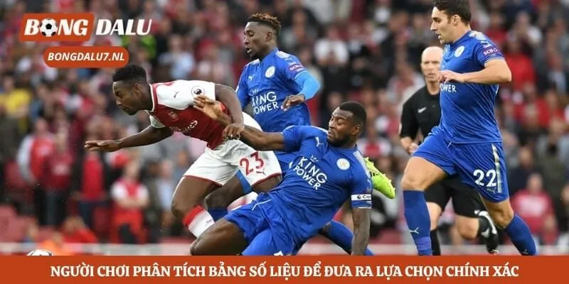 Người chơi phân tích bảng số liệu để đưa ra lựa chọn chính xác