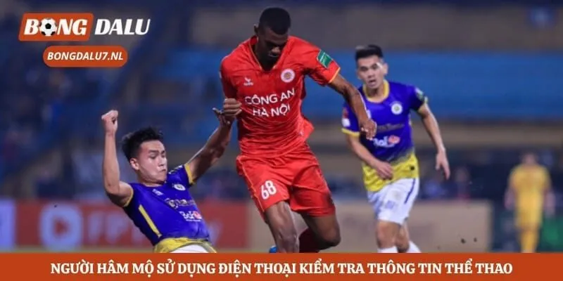 Người hâm mộ sử dụng điện thoại kiểm tra thông tin thể thao