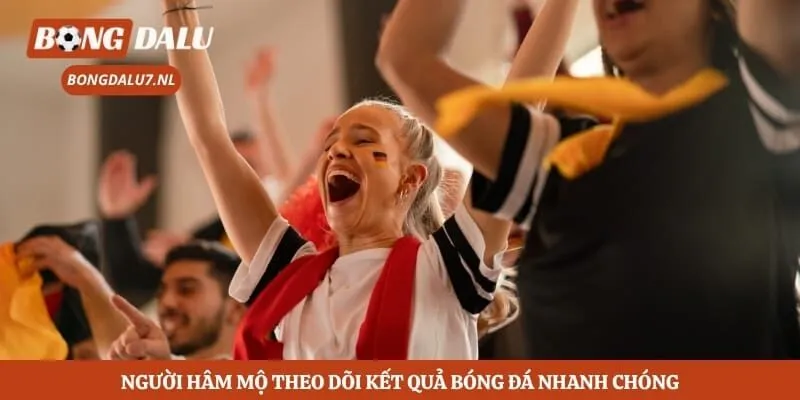 Người hâm mộ theo dõi kết quả bóng đá nhanh chóng